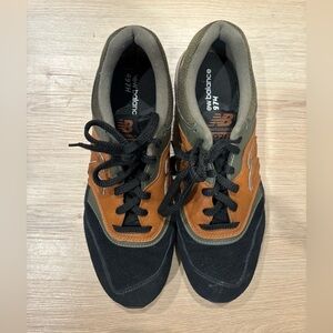 New Balance Men's 10.5 Black and Tan Sneakers